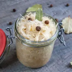 Dlaczego kapusta kiszona ciemnieje i jak temu zapobiec?