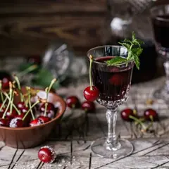 Jak się robi nalewkę z wiśni – prosty przepis na smaczną nalewkę