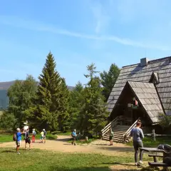 Bacówka PTTK pod Małą Rawką - idealne miejsce na wędrówki i wypoczynek