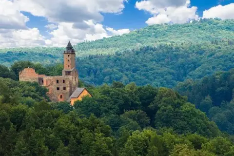 Gdzie dokładnie leżą Góry Sowie? Poznaj ich położenie i okolice!