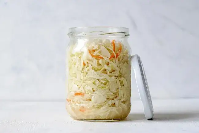 Zdjęcie Ile kcal ma kapusta kiszona? Zaskakujące fakty o kaloriach i zdrowiu
