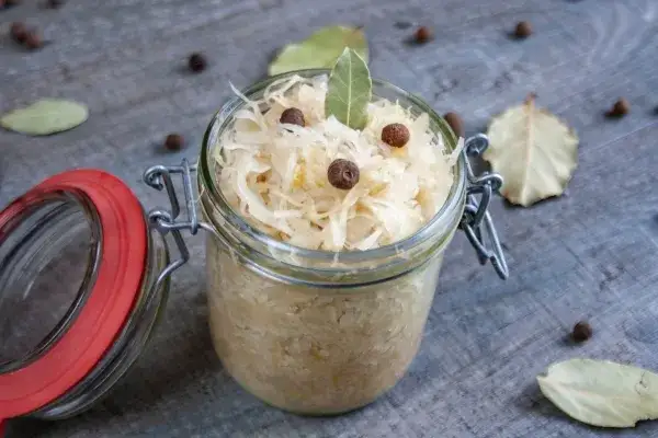 Zdjęcie Kiedy przebijać kiszoną kapustę, aby uniknąć gorzkiego smaku?